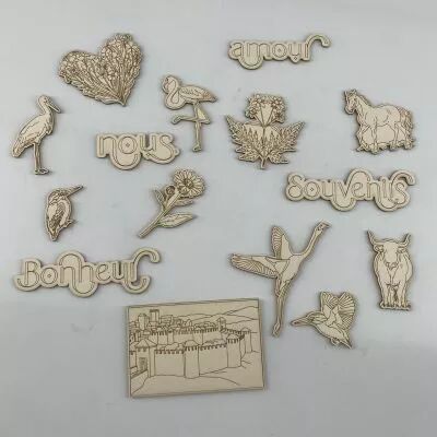 LOT DE 15 EMBELLISSEMENTS CARTON BOIS UN AIR CAMARGUAIS