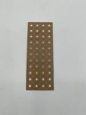 LOT DE 44 OEILLETS DECOUPES DANS PAPIER KRAFT