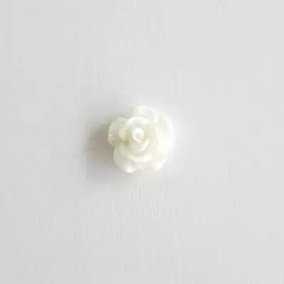 PETITE FLEUR EN RESINE - BLANC