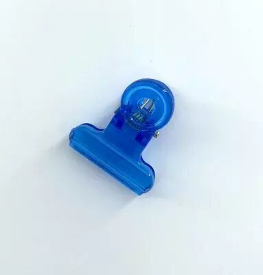 PINCE BLEUE EN PLASTIQUE TRANSPARENT